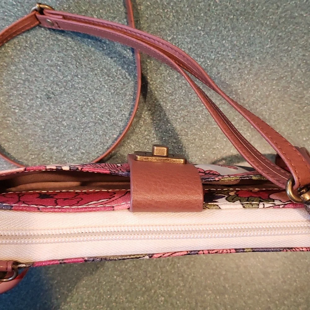 Sakroots EUC 4.5x8 crossbody floral - Picture 2 of 5